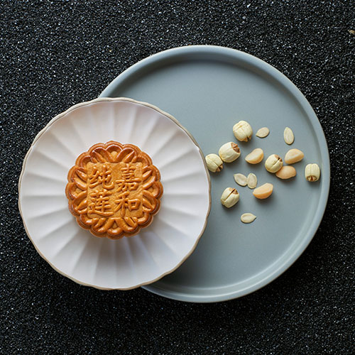 Deluxe White Lotus Paste with Macadamia Nuts (Reduced Sugar) /// 经典白莲夏果低糖月饼